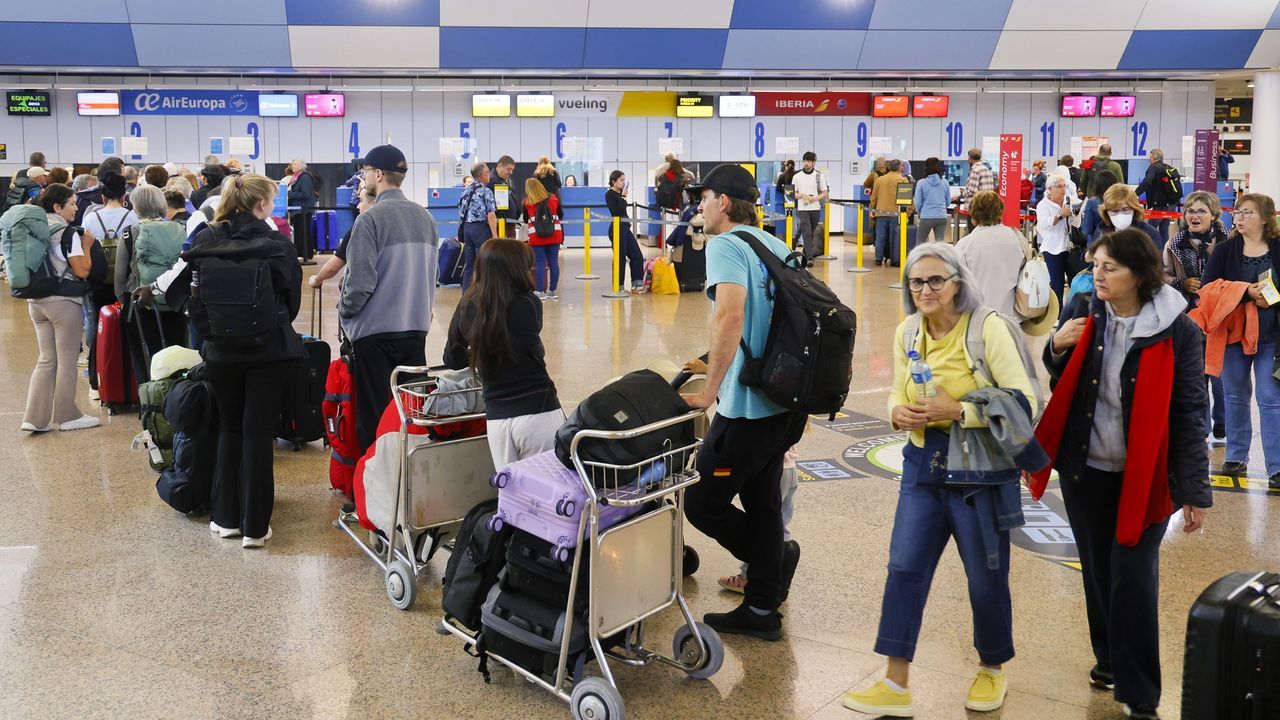 El aeropuerto de A Coruña supera con éxito el aluvión de vuelos por el cierre de Santiago
