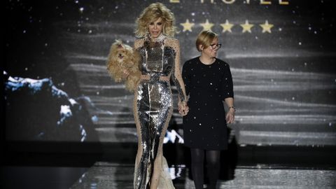 La actriz Bibiana Fernández ha protagonizado la sorpresa del desfile desfilando con alguno de los modelos de Sardá.