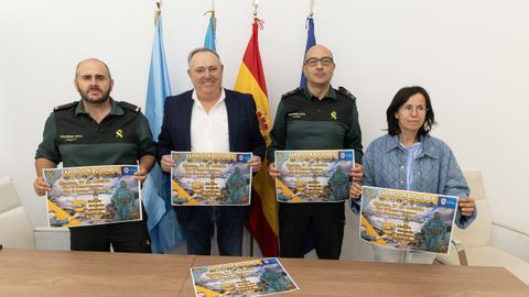 El cabo primero Sergio García; el alcalde, José Manuel López; el teniente coronel Julio González Chas y la edila Patricia Bello.