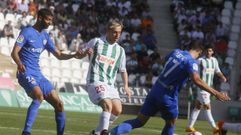 Javi Lara lucha por el baln en un Crdoba-Almera