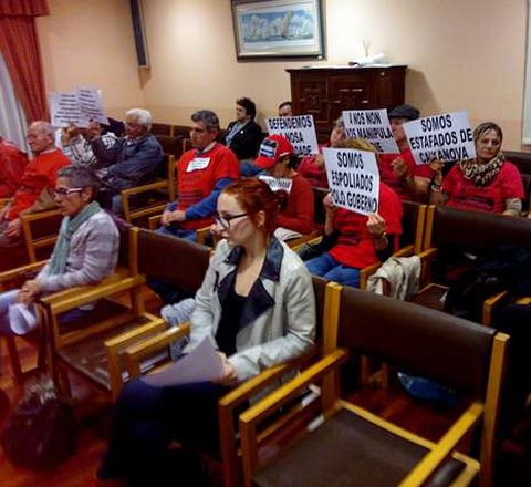 Los afectados irrumpieron en la sesi�n con cr�ticas pancartas.