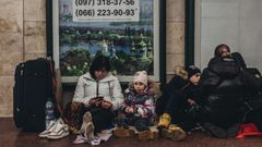 Una familia se refugia en el metro de Kiev.