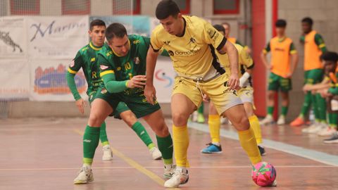 Isi protege el baln ante la presin del mariano Manu Jimnez