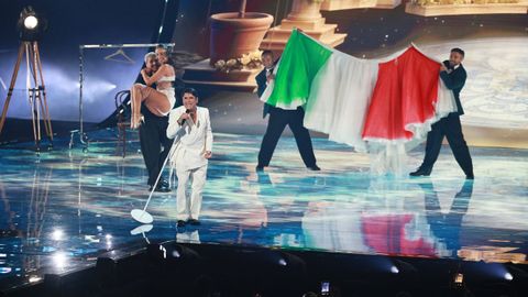 El cantante de Italia, Sal Da Vinci, interpreta la canci�n �Per Sempre S�.