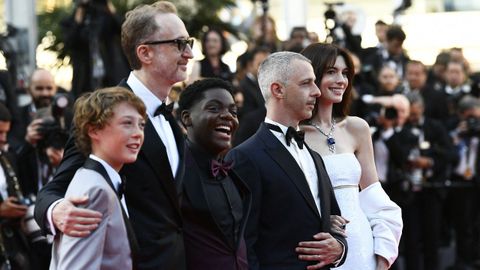 James Gray posa con sus actores Banks Repeta, Jaylin Webb, Jeremy Strong y Anne Hathaway.