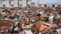 Parcela llena de escombros y basura por la dana en Beniparrell, Valencia