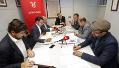 Os candidatos debateron diante dos xornalistas de La Voz e as c�maras de V Televisi�n nas instalaci�ns do grupo en Santiago<span lang= es-es >. </span>