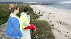La lluvia despidi� ayer el �ltimo d�a de agosto, todav�a con socorristas en la playa de Llas (Foz), donde se mantendr� la vigilancia. 