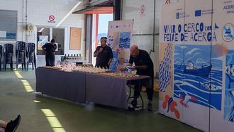 «Vivir o cerco, con peixe de Acerga» incluyó una exhibición culinaria a cargo de chefs del restaurante Artesa da Moza Crecha, que prepararon sardina, boga, jurel y aguja que pudieron degustar los asistentes