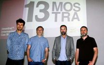 �lvaro Negro, segundo por la derecha, en la recepci�n del premio de la Mostra Gas Natural Fenosa. 