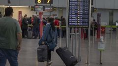 Viajeros, en la zona de salidas del aeropuerto Rosal�a de Castro, en foto de archivo
