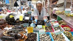 El puesto de Emilio Marsal, en la plaza de abastos de Pontevedra, rotula bien claro el producto gallego que tiene a la venta
