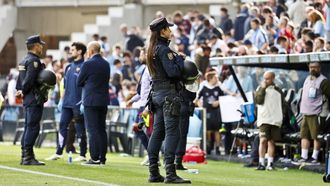 Agentes de polic�a, en Bala�dos en un partido de la temporada pasada.