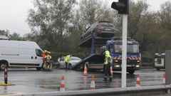 Los servicios de emergencia retirando los vehculos implicados en el accidente