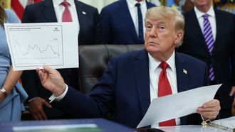 Trump muestra un gr�fico sobre las tasas de pobreza infantil mientras anuncia nuevos precios, el viernes en la Casa Blanca.