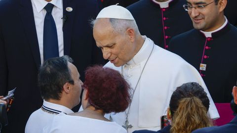 El papa Le�n XIV saluda a varios fieles en el centro de C�ritas.