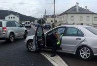 Imagen del accidente de tr�fico ayer por la ma�ana en el cruce de Cangas hacia Ferreira. 