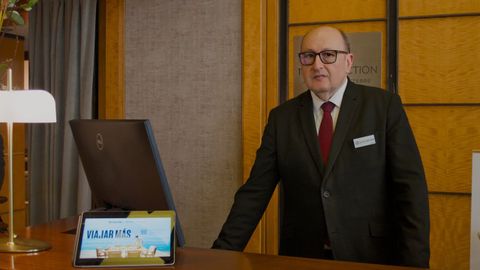 Jos� Antonio, en la recepci�n del Hotel NH Coleccion A Coru�a Finisterre, de cinco estrellas, dondetrabaja y se forma como parte del ciclo