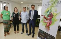 Presentaci�n de la imagen y el cartel de actuaciones, ayer, en el concello zasense. 