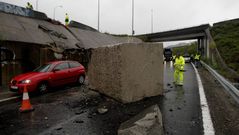 Espectacular ca�da de un bloque de granito en la AP-9 en Vigo