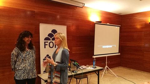 Cristina Coto y Carolina Morilla charlan antes del acto.