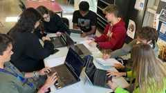 Alumnos de primero de Enxe�ar�a Naval e Oce�nica, en el campus de Ferrol