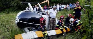 Protecci�n Civil retirando los restos del helic�ptero. 