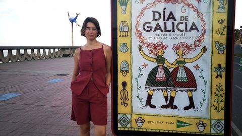 La coru�esa Bea Lema, junto a su ilustraci�n realizada para El Corte Ingl�s por el D�a de Galicia.