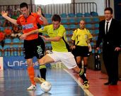 Mimi evita la falta en su presi�n sobre un jugador del Manacor en el duelo de la primera jornada.