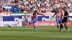 Griezzman dispara a gol.Griezzman en el momento de hacer el tercero