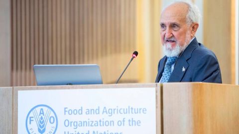 Jos� Esquinas es doctor ingeniero agr�nomo, humanista, doctor en Gen�tica, as� como profesor universitario e investigador.