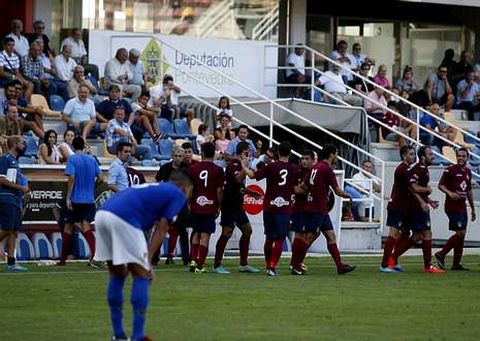 Los jugadores del Pontevedra celebran uno de los goles anotados ante el Berganti�os el domingo. 