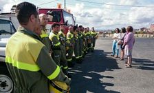 Bel�n do Campo visit� Melide y conoci� a los miembros de las brigadas contraincendios.
