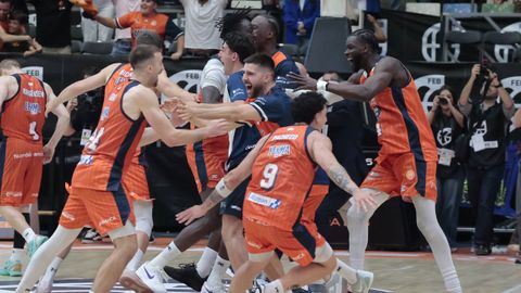 La plantilla del Leyma celebra el ascenso en el Coliseum.