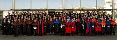 Una nueva promoci�n de alumnos de Cesuga, con los profesores y responsables del centro durante el acto de graduaci�n.