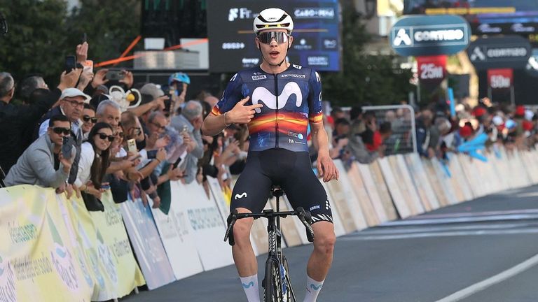 Iv�n Romeo celebra el triunfo de etapa a su llegada a Padr�n.