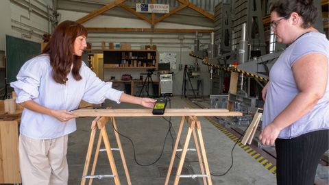 Maria Portela (izquierda) y M�nica Ruy, en el laboratorio de Pemade en Lugo.