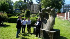 El alcalde y el edil de Cultura con directivos de La Uni�n en los jardines de la sociedad ante la escultura de Jos� D�az Fuentes