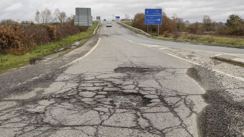 En Xinzo de Limia, los baches que reciben a los conductores en el enlace de la carretera N-525 con la autov�a A-52, donde el firme acumula desperfectos por las fuertes lluvias.