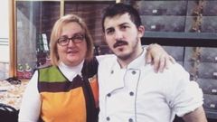 Gabriel Garc�a, junto con su madre Bego�a, son la segunda y la tercera generaci�n de la Confiter�a El Vasco, en Trubia