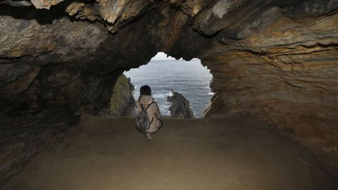 La cueva termina en una galera que abre al mar