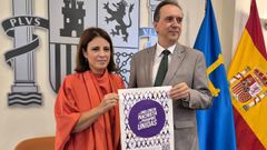 La delegada del Gobierno en Asturias, Adriana Lastra, y el presidente del Colegio de Farmacuticos de Asturias, Alfredo Menndez