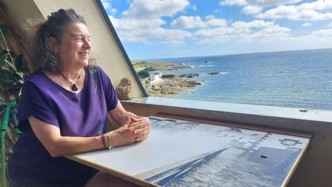 Tareixa Lorenzo con una foto en su cocina de la espuma de mar en San Cibrao