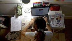 Una alumna trabajando en su casa durante el confinamiento
