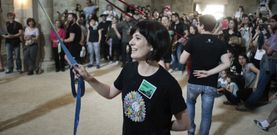 Aloumi�os de Leite organiz� en Lal�n un taller de porteo Mei-Tai.