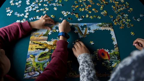 NI�OS SIN CLASES NI COLEGIO  CONFINADOS JUGANDO EN CASA CONFINAMIENTO CORONAVIRUS COVID-19