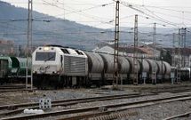Foto de archivo de un tren de mercanc�as saliendo de la estaci�n de Monforte.