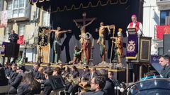 El obispo Fernando Garc�a Cadi�anos, a la derecha, y el actor Miguel Pernas Cora, a la izquierda, predicaron y narraron respectivamente un emotivo acto en el que la Banda de M�sica O Landro estren� la composici�n �Septem Verba Vivarium�