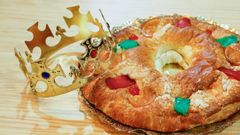 El roscn es el dulce que pone el broche de oro a las fiestas. Tras amasar y dejar fermentar la masa, se forma el roscn y se decora con frutas escarchadas y azcar humedecido. Se hornea a 180C durante 35-40 minutos. Los hay rellenos de nata, trufa o dulce de leche, pero el resultado siempre es una delicia para acompaar con chocolate caliente el da de Reyes.