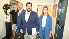 El presidente de Murcia en funciones, Fernando Lpez Miras, antes de entrar en una reunin con Vox en la Asamblea para negociar su investidura   